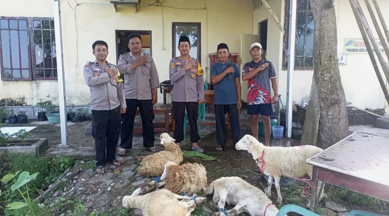 Polsek Gumukmas Bagikan Daging Kurban kepada Warga Saat Idul Adha